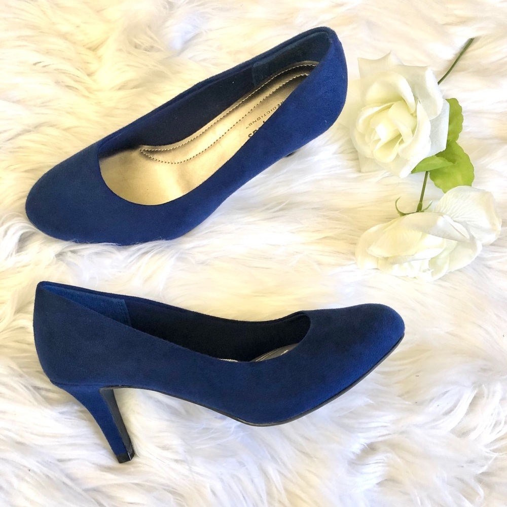 NWT Blue suede pumps for wide feet